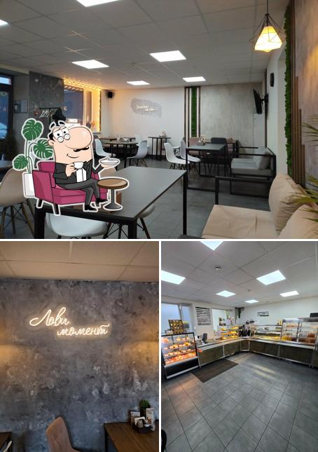 Посмотрите на внутренний интерьер "Вкусно Просто"