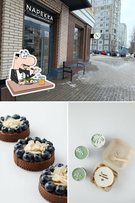 Это фото, где изображены еда и внешнее оформление в Napekla