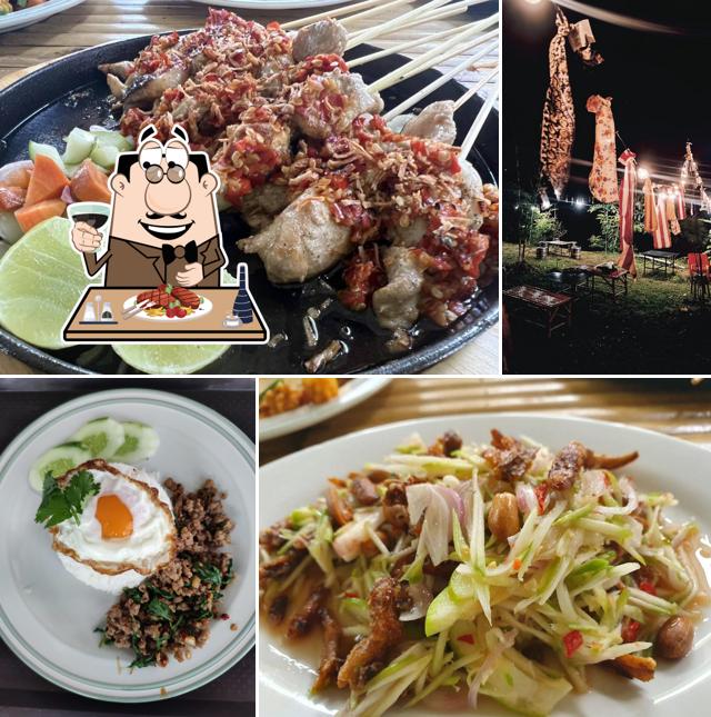 ครัวเรือนไม้ ชายคลอง at อ่างเก็บน้ำพลุพลีควาย อ.นาหม่อม