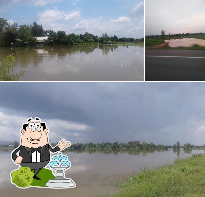 ร้านอาหารริมคลองกุ้งเผา