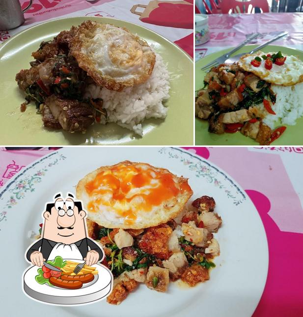 ร้านอาหารตามสั่งหน้าวัดศรีภูมิ หมูกรอบ