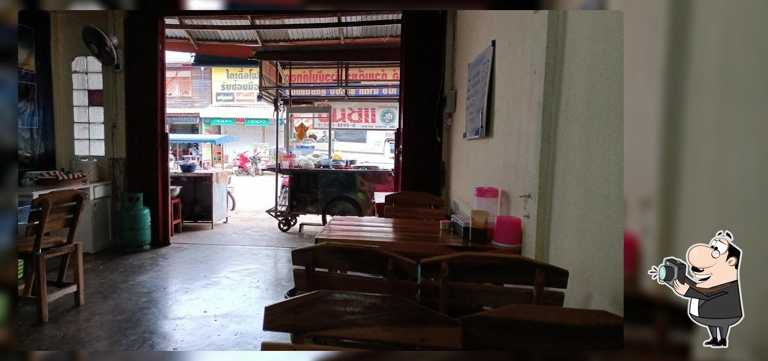 ป้าเอ๋ ก๋วยเตี๋ยวหมู-เนื้อ-น้ำตก รสแซบ ข้าวมันไก่ทอด