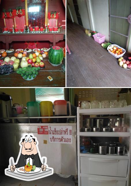 ร้านบุ๋ม ขนมจีน ก๋วยเตี๋ยว ข้าวหมูแดง