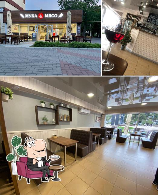 Изображение, на котором видны внутреннее оформление и вино в Мука&Мясо