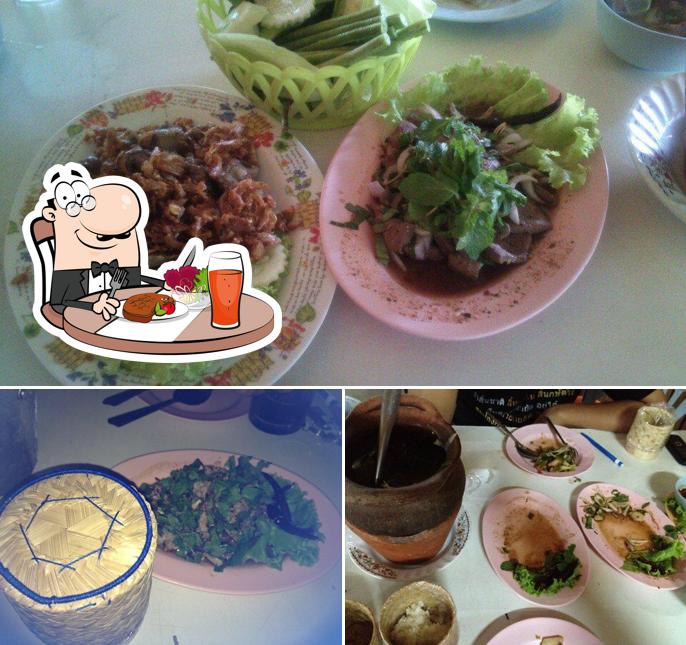 ลาบเป็ดอุดร ไก่ย่างหนังกรอบ