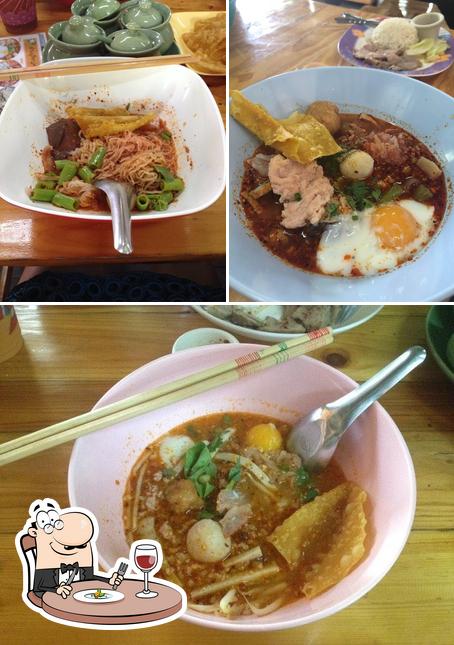 ร้านผู้ใหญ่หน่อย ตลาดน้ำบางน้ำผึ้ง