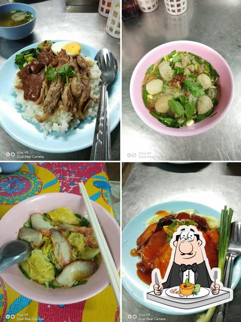 ร้านก๋วยเตี๋ยว"นำชัย"สี่แยกไฟแดง อ.ขลุง