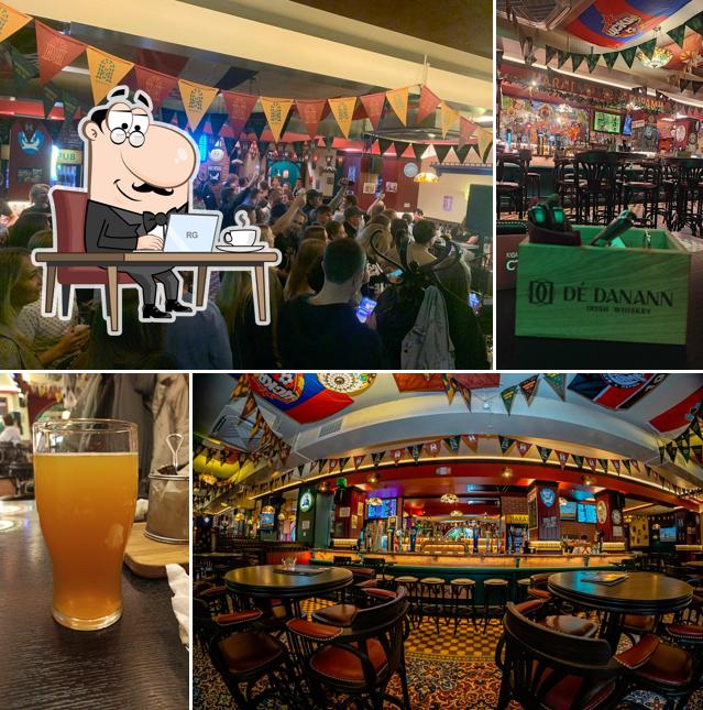 Посмотрите на внутренний интерьер "Harat’s pub"