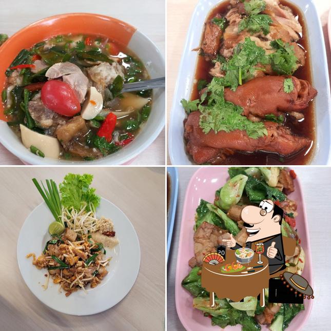 ขาหมูโบราณ by ทิพวรรณ