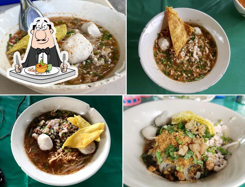 ก๋วยเตี๋ยวหมูต้มยำรถทหาร