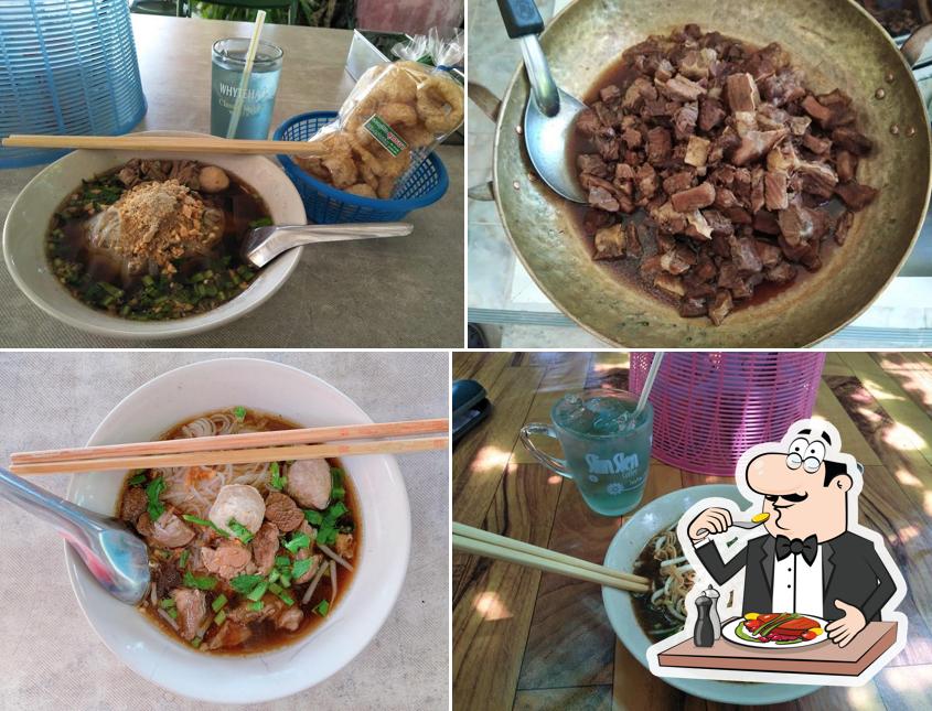 ก๋วยเตี๋ยวหลังวัง วังขนาย ซ.10 (หมูตุ๋น-เนื้อตุ๋น)