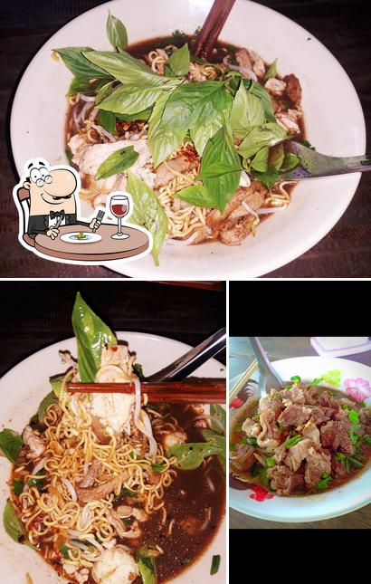 ก๋วยเตี๋ยวเนื้อ ป้าหมึก (สูตรเตาถ่าน) ณ ท่าเกวียน