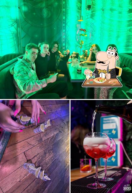 Это фото, где изображены еда и внутреннее оформление в On The Rocks Bar