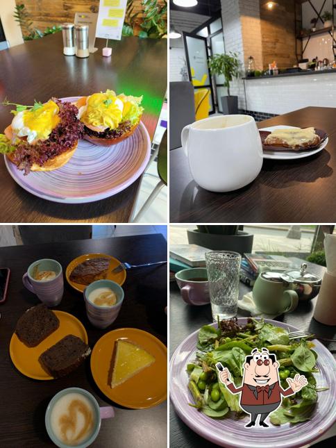 Посмотрите на это фото, где видны еда и столики в Cosmic latte