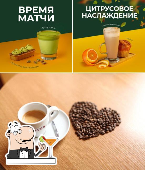 Посмотрите на этот снимок, где видны напитки и еда в Coffee