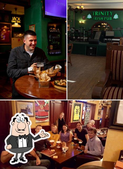 Посмотрите на внутренний интерьер "Ирландского паба Тринити"