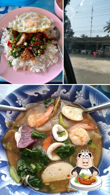 ข้าวมันไก่ ข้าวหมูแดง ข้าวหมูกรอบ ก๋วยเตี๋ยว