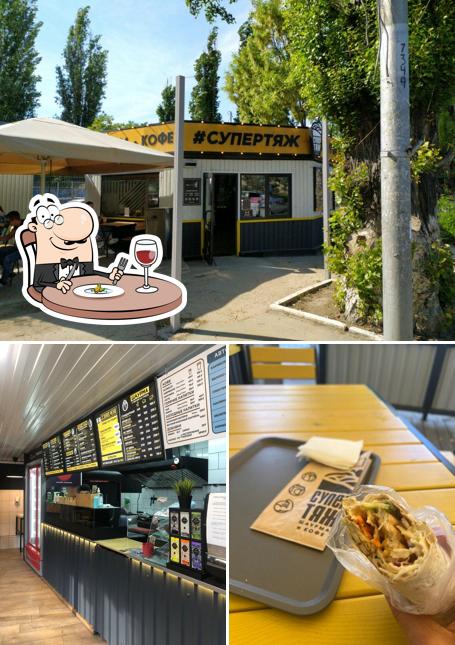 Посмотрите на это изображение, где видны еда и внешнее оформление в Супертяж Шаурма и кофе