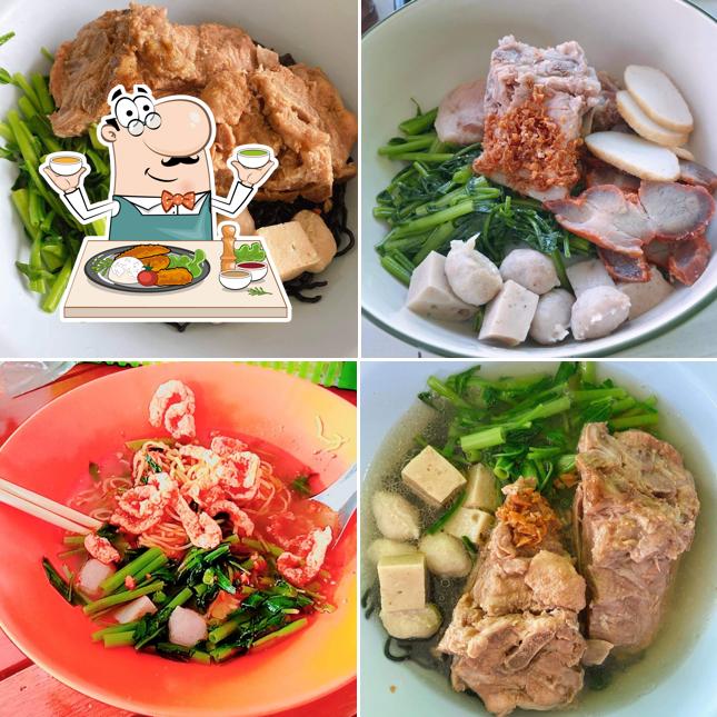 ร้านก๋วยเตี๋ยวลูกชิ้นกลับเพชรสาขาห้าแยกธนดี( ก๋วยเตี๋ยวเจ๊เกียว)​