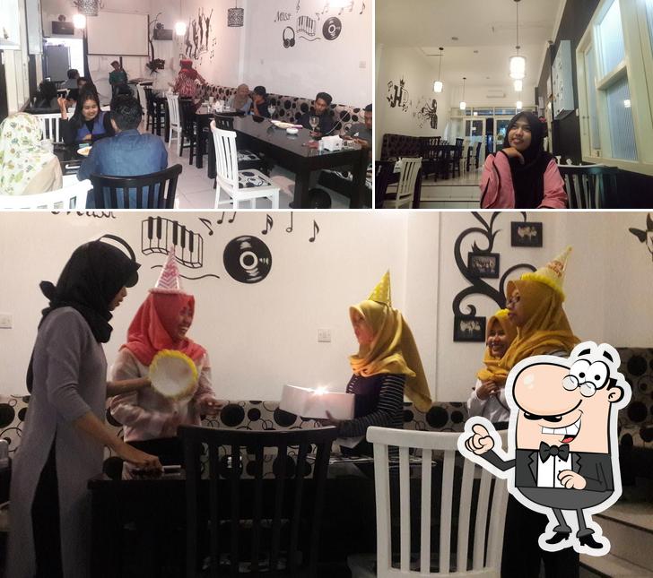 Kafe and Resto Hitam Putih