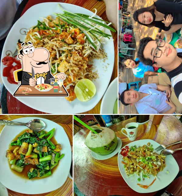 ร้านก๋วยเตี๋ยวอาหารตามสั่งแม่จำลอง