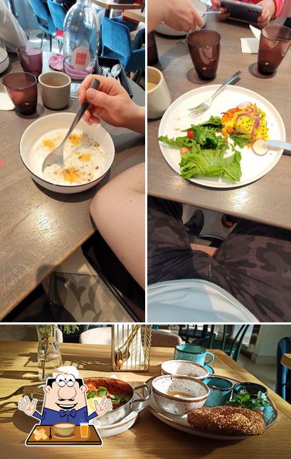 Еда в "Сойке Напела"