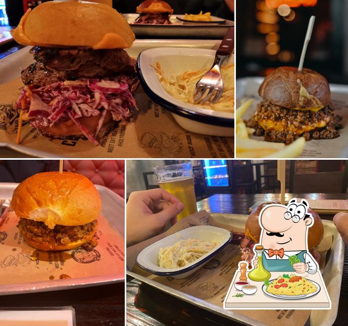 Сэндвич с рваной свининой в "Top Blade BBQ Bar"