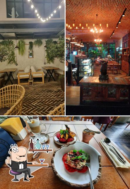 Посмотрите на внутренний интерьер "Руставели - грузинского ресторана"