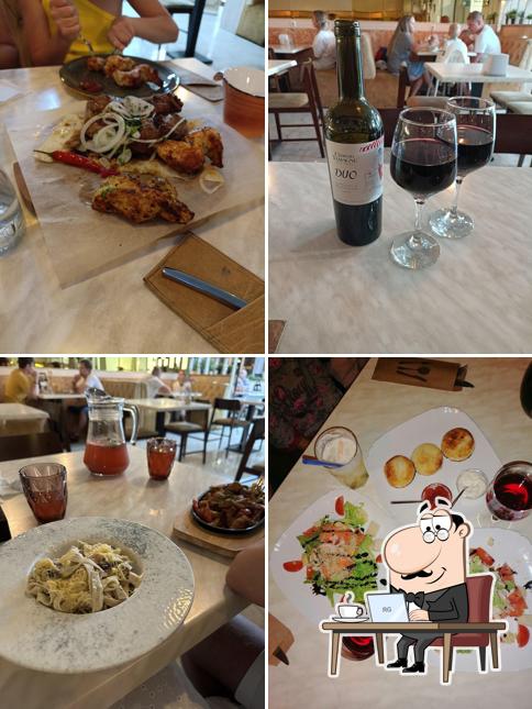 Посмотрите на внутренний интерьер "У мангала"