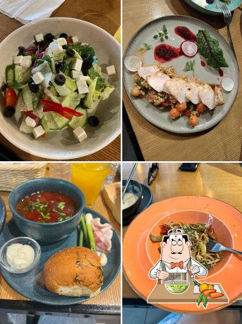 Салат из морских водорослей в "Traveler's Coffee"