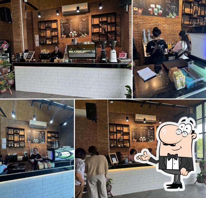 บ้านผู้ใหญ่คาเฟ่ วิหารแดง