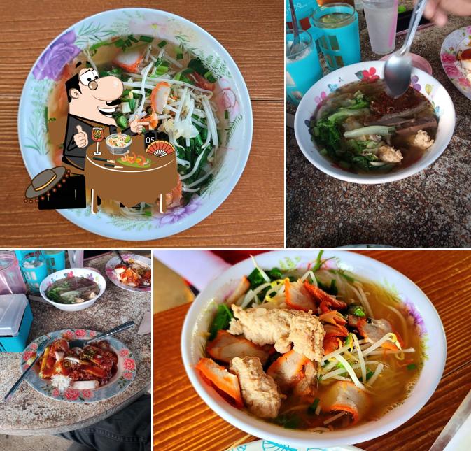 เย็นตาโฟ-ข้าวหมูแดงหมูกรอบ-ต้มเลือดหมู