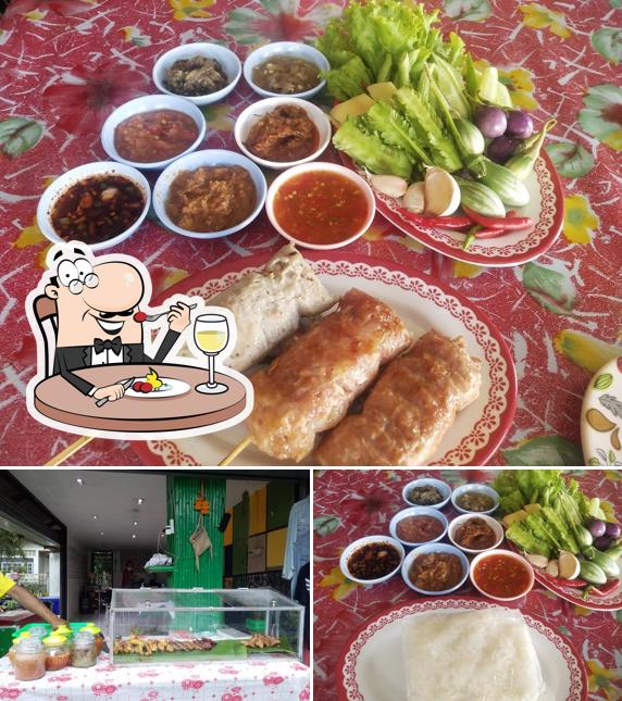ร้านหมูปิ้งไฉไลน้ำจิ้ม7อย่าง
