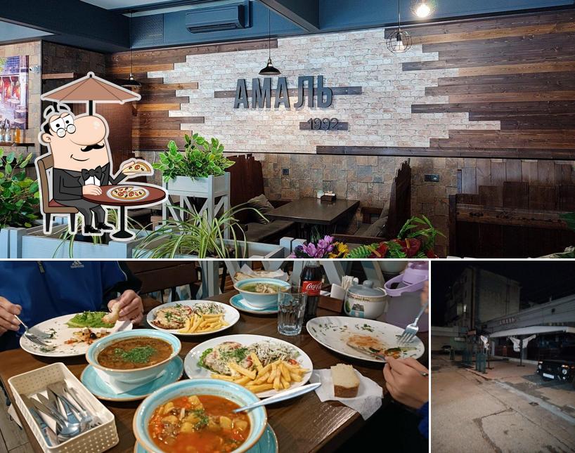 Фото, на котором видны внешнее оформление и еда в Амаль