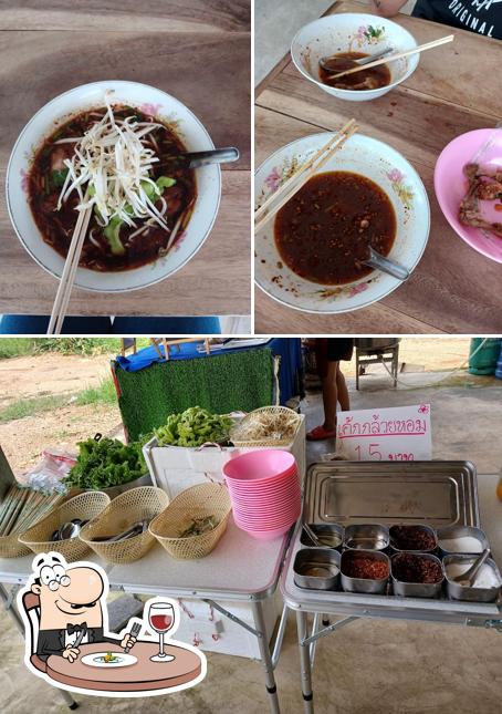 ก๋วยเตี๋ยวไก่มะระ เป็ดตุ๋น หมูตุ๋น