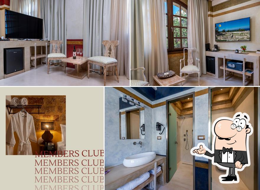 10GR Boutique Hotel & Wine Bar
