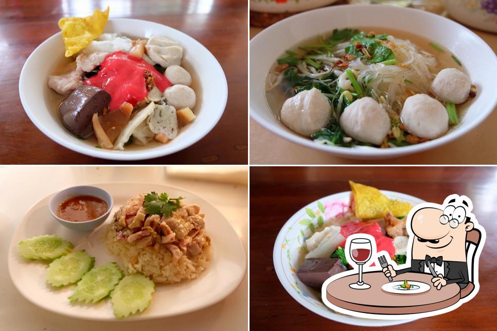 ร้านก๋วยเตี๋ยวแชมป์ & ข้าวมันไก่ แม่ระมาด