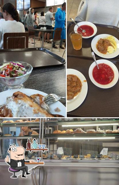 Это снимок, где изображены внутреннее оформление и еда в Столовая