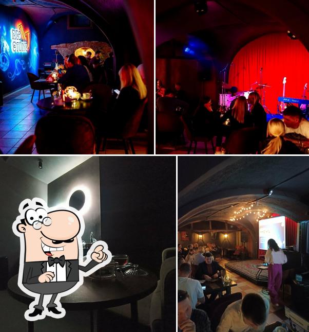 Посмотрите на внутренний интерьер "Red stone"