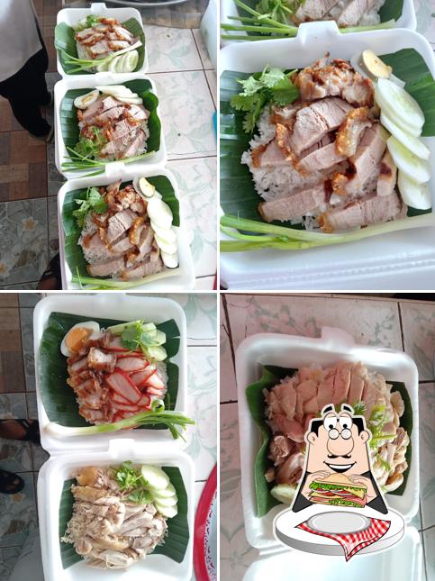 รุ่งโรจน์โต๊ะจีน ข้าวมันไก่น้ำจิ้มรสเด็ด