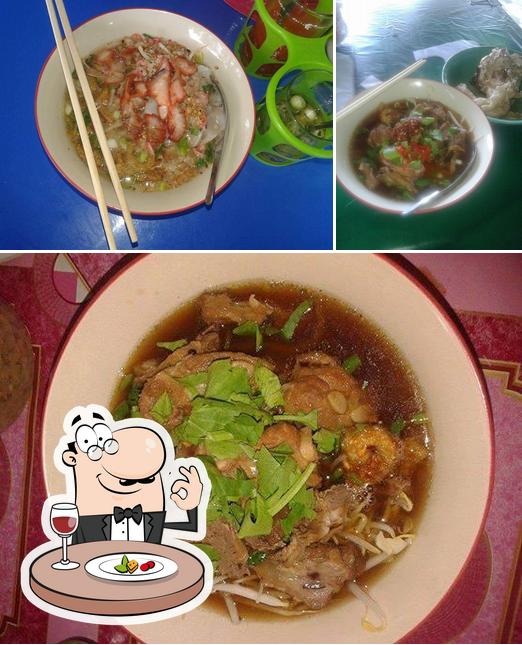 ร้านก๋วยเตี๋ยวซี่โครงหมูตุ๋น DJ เต้ย อ.โพธิ์ทอง