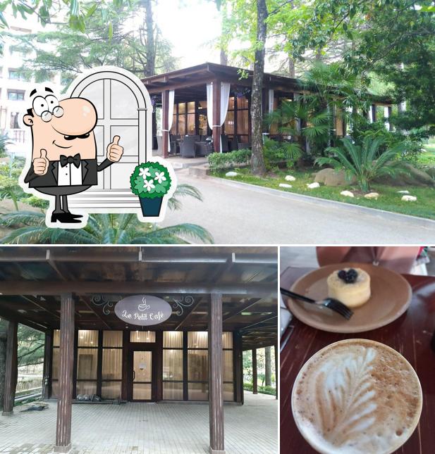 Le Petit Cafe