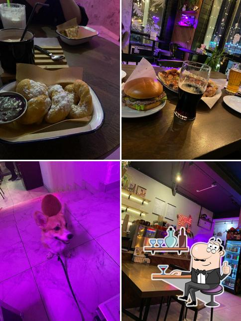 Фотография, на которой видны внутреннее оформление и еда в Бекки