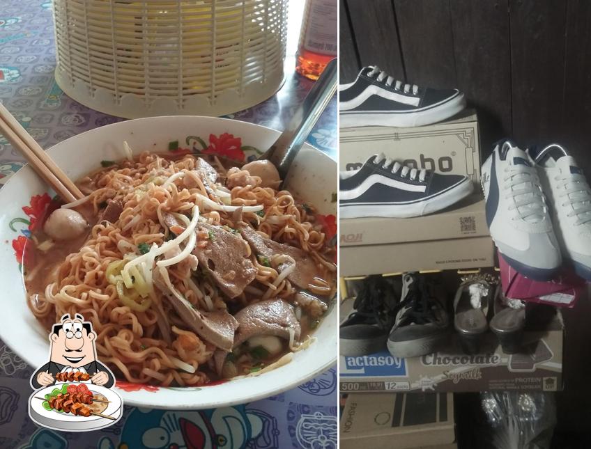 ร้านก๋วยเตี๋ยวหน้าวัดทับใหม่