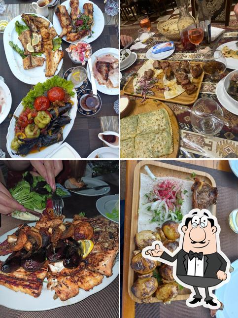 Посмотрите на внутренний интерьер "Кафе У Фонтана"