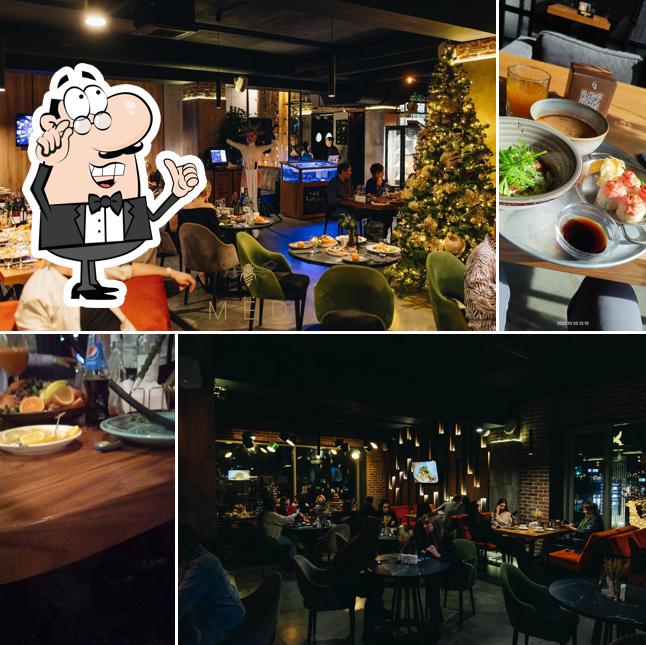 Посмотрите на внутренний интерьер "Med Kitchen"