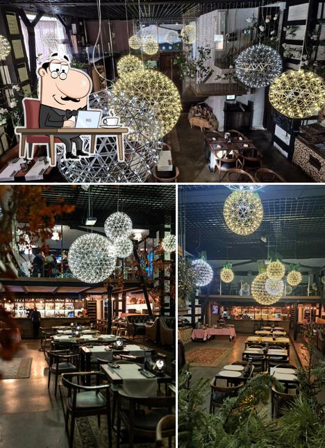 Посмотрите на внутренний интерьер "Фермерского ресторана "Огонек""