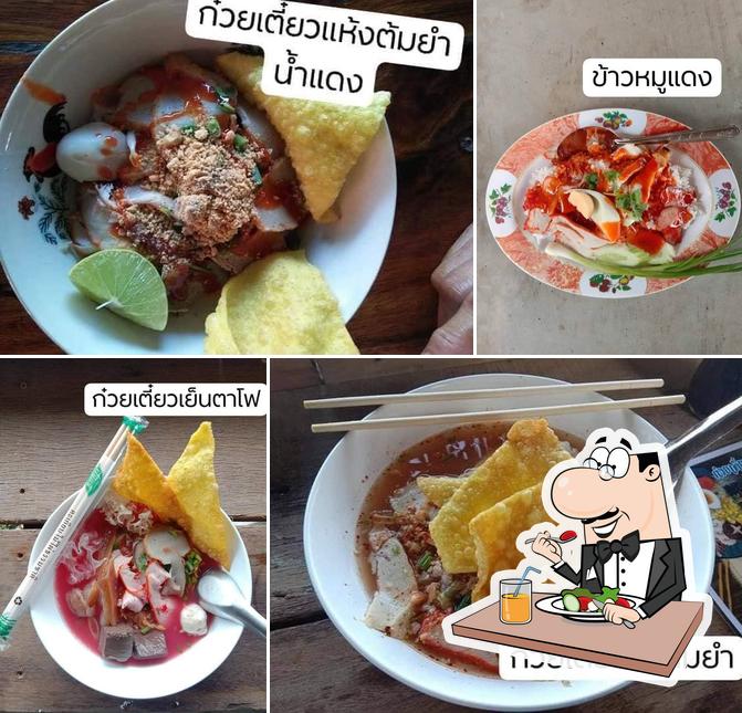ก๋วยเตี๋ยวห้อยขา "คุณยายขวัญ" ริมคลอง