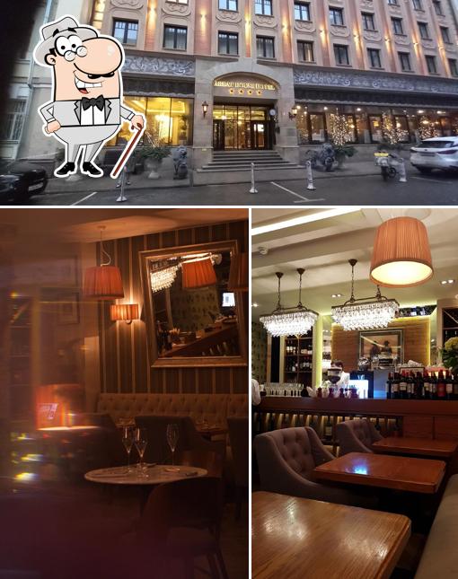 Взгляните на эту фотографию, где видны внешнее оформление и вино в The Nappe Bistro