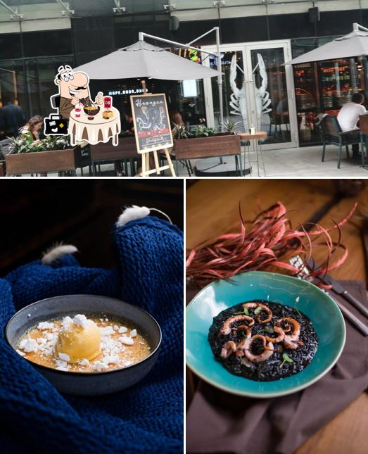 Фото, на котором видны еда и доска для меню в Находка